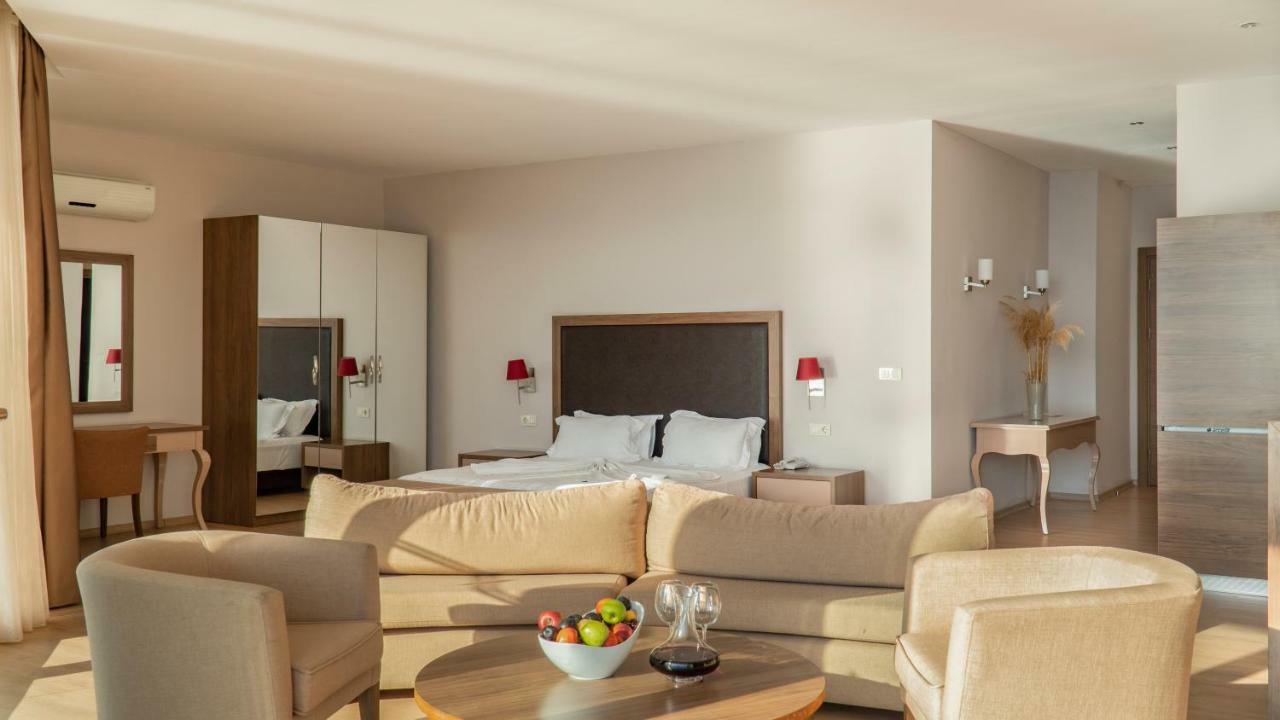 Ladies Beach Suite Hotel (Adults Only) Kuşadası Buitenkant foto
